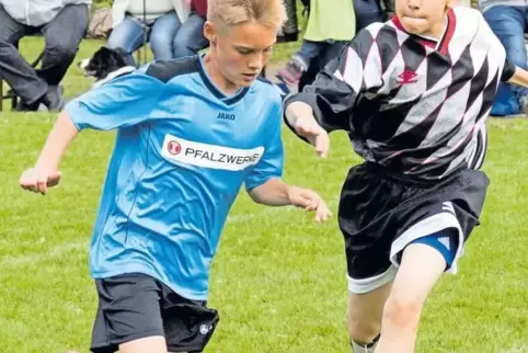 Die Konfirmanden aus Odenbach (hellblaues Trikot) traten beim ersten Konfi-Cup des neu zusammengeschlossenen Dekanats gegen Laut