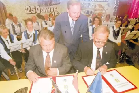 Vor 20 Jahren, im Oktober 1997, unterzeichneten die damaligen Bürgermeister Manfred Hofstätter (rechts) und István Bak im Sporth