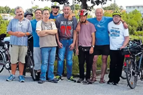 Behinderte aus dem Kreis Germersheim radeln die Donau entlang (von links): Gerhard Hellmann, Dominik Rub, Jürgen Schäffer, Patri