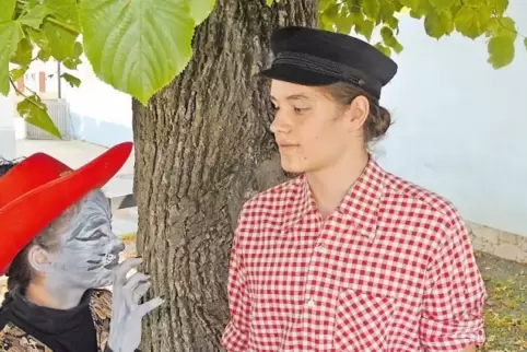 Der gewitzte Kater hat gute Ideen, wie er den Müllerssohn Georg reich machen kann.