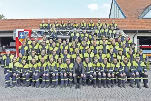 Bürgermeister Stefan Veth posiert mit der aktuellen Feuerwehrmannschaft zum Truppen-Foto.