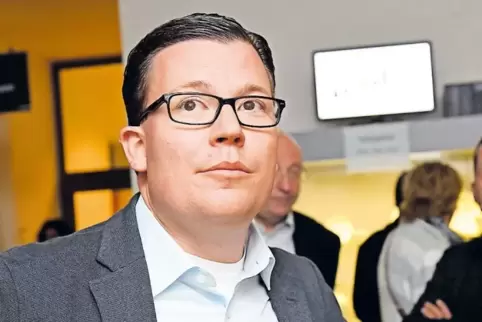 Banger Blick auf die Monitore am Sonntag im Frankenthaler Rathaus: CDU-Kandidat Torbjörn Kartes. Gestern war er zur konstituiere