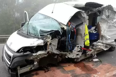 Aus noch ungeklärter Ursache ist der 25-jährige Fahrer des Kleintransporters auf der B 48 bei Winnweiler auf die Gegenfahrbahn g