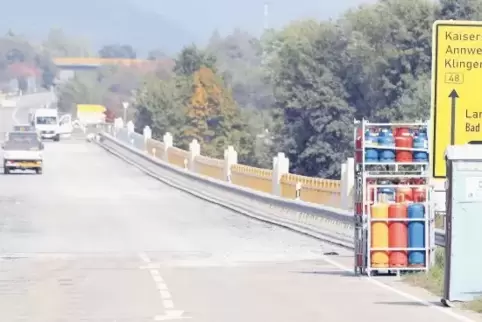 Die Arbeiten an der Erlenbachbrücke sind fast abgeschlossen, das Dixi-Klo kommt wohl auch noch weg.