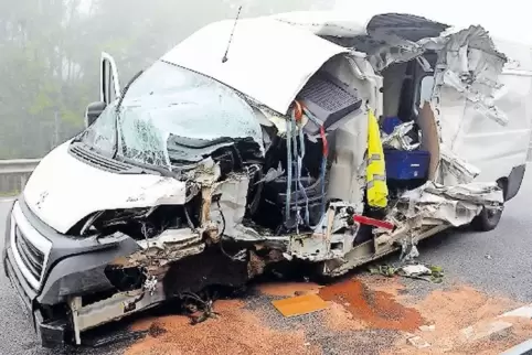Aus noch ungeklärter Ursache ist der Kleintransporter bei Winnweiler auf die Gegenfahrbahn geraten und mit einem Lkw zusammenges