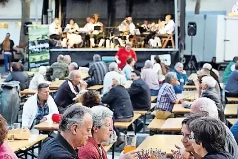 Bühnenprogramm und Biergarten gehören fest zum Programm des Herbstspektakels.