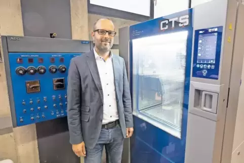 Mit dem Geld des Bundesforschungsministeriums wurde ein Klimaschrank angeschafft, mit dem Professor Sven Urschel und seine Mitar