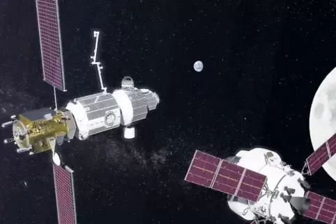 Diese Computergrafik zeigt die geplante Raumstation Deep Space Gateway (links) und das US-Raumschiff Orion, das im September 201