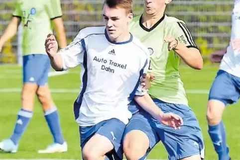 Dahns Doppel-Torschütze Luca Juretic wird hier von Ball-Gymnasiast Tim Braun bedrängt.