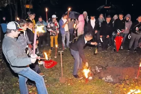 Mit dem Fackelumzug beginnt auch dieses Jahr wieder die Battweiler Kerwe. Unser Foto entstand vor fünf Jahren, als die Kerwe 65 