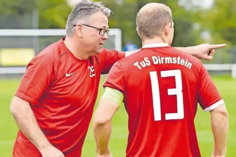 Da geht’s lang: Dirmsteins Coach Oliver Müller gibt Daniel Staiber die Richtung vor.