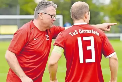 Da geht’s lang: Dirmsteins Coach Oliver Müller gibt Daniel Staiber die Richtung vor.