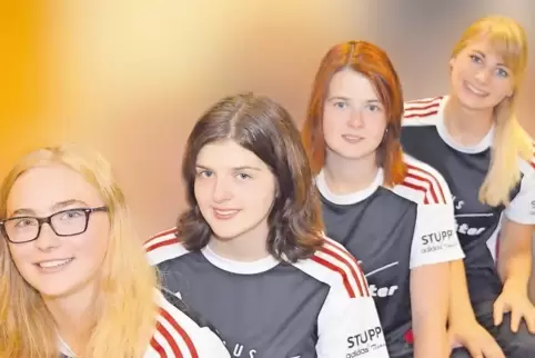 Erstmals alle zusammen in einem Bundesligaspiel für den ESV Pirmasens auf der Bahn: die Scherer-Schwestern Marie (links) und Sar