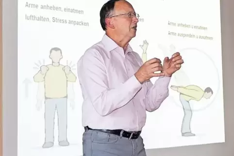 Einfache Übungen helfen laut Bildungsreferent Jimmy Little dabei, innere Ruhe zu finden und die Energiereserven aufzufüllen.