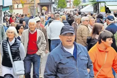 Ist in jedem Jahr ein Besuchermagnet: Wenn beim Ramsteiner Bauernmarkt die Früchte der Felder gekauft und genossen werden können
