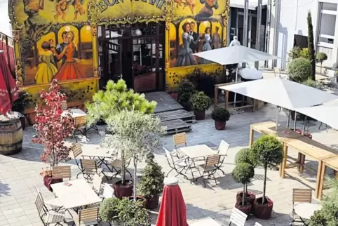 Bereit fürs „Winefestival 2017“: Spiegelpalast und mediterraner Garten auf dem Hetzelplatz in Neustadt.