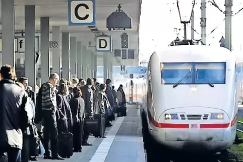 Das 25-Euro-Ticket lässt sich auch für weite ICE-Reisen ab Mannheim nutzen.