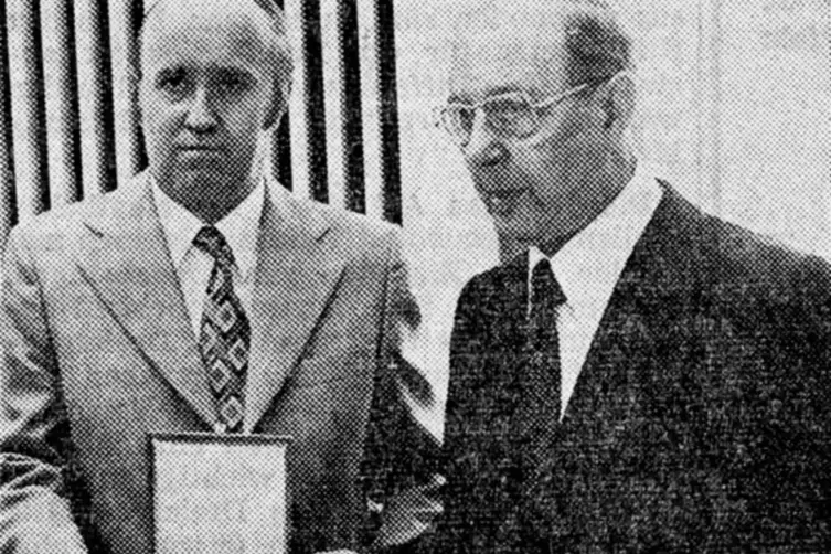 1974 ehrt die Stadt Zweibrücken den ehemaligen Lehrer des Herzog-Wolfgang-Gymnasiums mit der Stadtplakette in Silber. Unser Arch