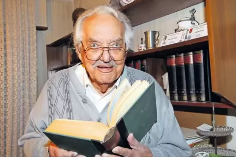 Tritt im Schach auch gegen 80 Jahre jüngere Gegner an: Alt-Bürgermeister Michael Marx.