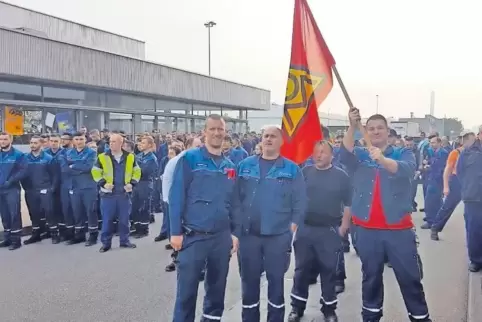 Arbeiter unterstützen die Verhandlungsposition des Betriebsrats.