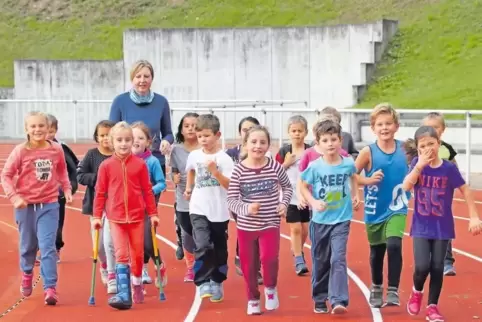 Die Lehrerin Margit Casper dreht mit Schülern beim Spendenlauf für Paul-Wasserrucksack ihre Runden im Waldstadion – mit Krücken 