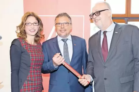 Staffelübergabe bei der IG Metall: Bernd Löffler (links) und Michael Detjen mit Ministerin Sabine Bätzing-Lichtenthäler.