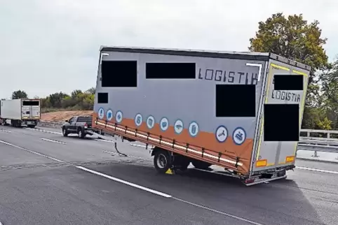 Allein auf der Autobahn: dieser Hänger, den ein Lkw-Fahrer auf der Waschmühltalbrücke verlor.