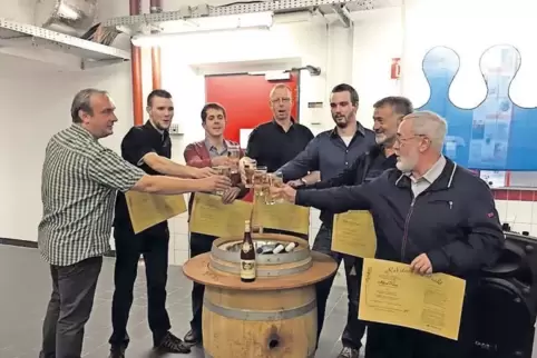 Wehrführer Holger Ferentz übergibt die Urkunden Tobias Käslin, Markus Andermatt, Thomas Barmettler Remo Käslin, Peter Ambauen un