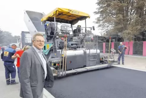 Macht sich ein Bild von den Asphaltierarbeiten im Gewerbegebiet „In den Fahrgärten“ in Waldsee: Ortsbürgermeister Otto Reiland (