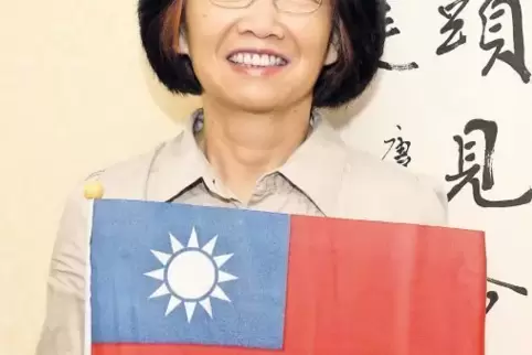 Mit der taiwanesischen Flagge: Hui-Ling Jung-Wu, die in Körborn lebt und einen Frauenverein gegründet hat.