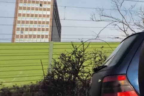 Wie es scheint, wird der VW-Konzern noch lange nicht aus dem Abgasskandal-Tief herauskommen. Unser Foto zeigt einen VW-Golf auf 