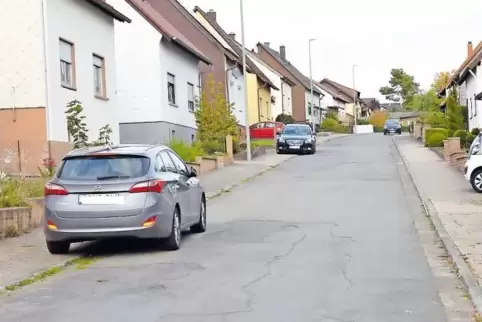 Marode, ohne festen Untergrund auf Mutterboden gebaut und mit Schadstoffen belastet: Über 90.000 Euro wird bei der Triftstraße d