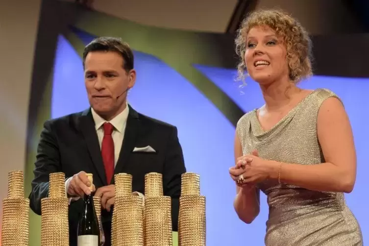 Anastasia Kronauer bei der Weinproben-Aufgabe mit Moderator Holger Wienpahl.  Foto: LM 