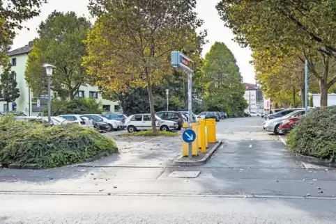 Die Stadt will das Gelände an der Meuthstraße, derzeit ein beliebter Parkplatz, vermarkten.