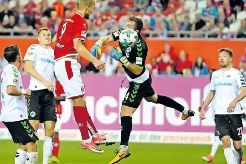 Sebastian Andersson köpft das 1:0 für den FCK.