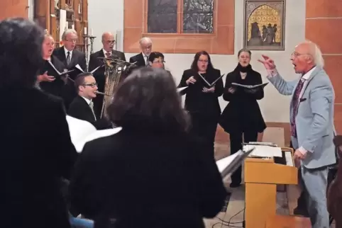 Dirigent Leo Kraemer (rechts) mit den Palatina-Klassik-Ensembles in der Kirche St. Ulrich.