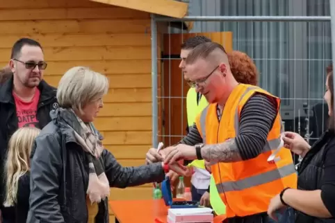 Premiere in diesem Jahr: Nur wer zuvor Eintritt bezahlt hat, bekam ein Armbändchen und durfte das Stadtfestgelände betreten. Arc