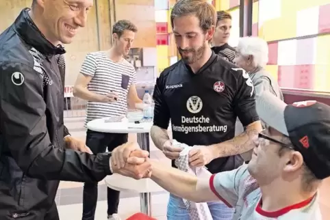 Der neue FCK-Trainer Jeff Strasser drückt bei der Autogrammstunde für behinderte Anhänger am Samstag auf dem Betzenberg Rollifah
