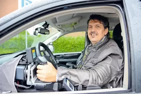 Richard Wagner fährt ein Auto mit Spezialausstattung.
