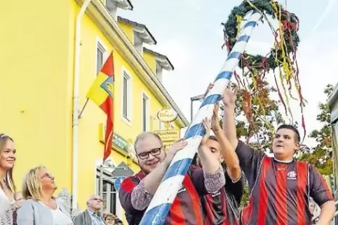 Startschuss zum Feiern: Der Kerwebaum wird aufgestellt.