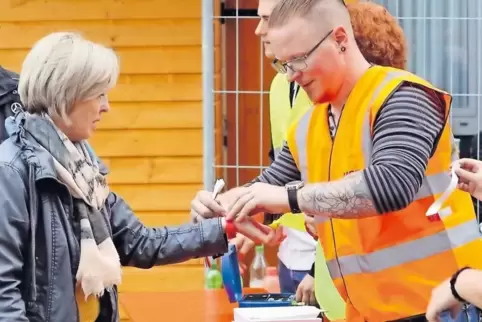Erst bezahlen, dann Bands anhören: An insgesamt 18 Eingängen wurden die Besucher kontrolliert und mit Bändchen versehen.