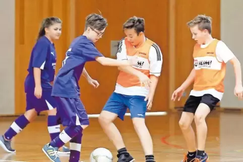 Das Team Fußgönheim-Schauernheim (rote Leibchen), hier gegen Waldsee-Otterstadt, wurde als sympathischstes Team ausgezeichnet.
