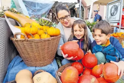Sarah und Jonas sind mit ihrer Mama Miriam auf der Suche nach dem schönsten Kürbis.