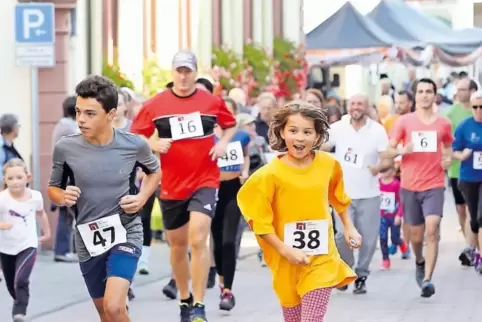 84 Läufer nehmen am Sponsorenlauf teil. Die jüngste Teilnehmerin ist zwei Jahre alt, der älteste Teilnehmer 83.