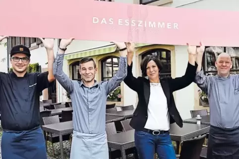 Sind ab dem Tag der Deutschen Einheit für ihre Gäste da: das „Esszimmer“-Team mit (von links) Mario Pagel, Florian Reiß, Silke U