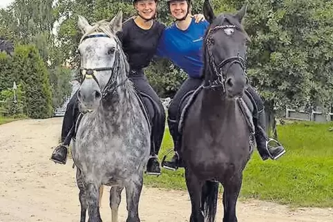 Die Leidenschaft für Pferde teilen sie: die Katzenbacherin Klara Kuhn (links) und ihre australische Gastschwester Jasmine Allday