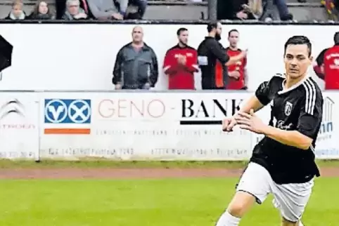 Palatia-Keeper Moritz Betz pariert diesen Schuss des Waldfischbachers Christian Nikolaus und verhindert später auch das 4:4.