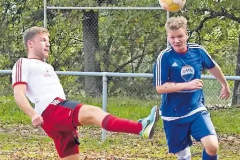 Otterbergs Daniel Jansen (rechts) stürmt an Tim Fuder (SV Wiesenthalerhof) vorbei.