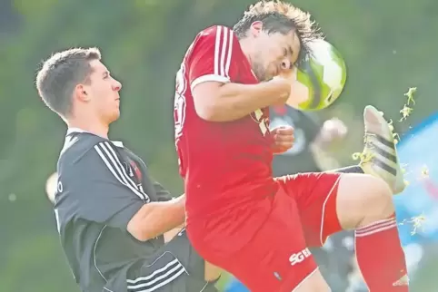 Föckelbergs Tim Gerhard (links) im Duell mit dem Erdesbacher Felix Weber.