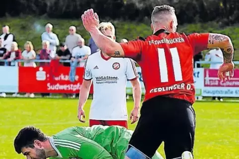 TSC-Stürmer Dennis Gerlinger (in Rot) kommt nicht an den Ball. Steinwendens Torwart Benjamin Klein in dieser Szene schon.